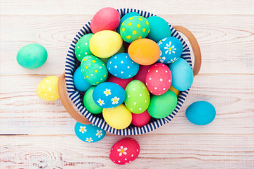 Obraz na płótnie Canvas Easter eggs on wooden background