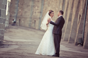 Naklejka premium Groom and bride are walking in old town