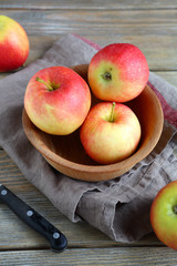 Fresh apples in a bowl on napkin