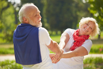 Mann und Frau tanzen gemeinsam im Sommer