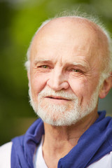 Alter Mann als Senior im Park