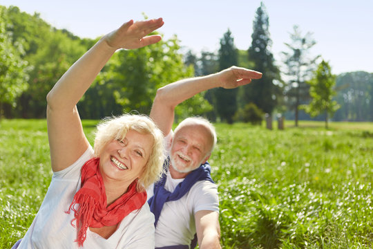 Senioren machen Sport im Freien im Sommer