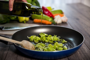 Stewing leek slices in a frying pan