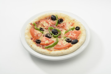 Pizza de queso y bacon, con tomate y aceitunas negras