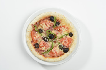 Pizza de queso y bacon, con tomate y aceitunas negras