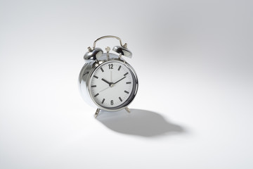 Reloj despertador clásico de manecillas de color gris