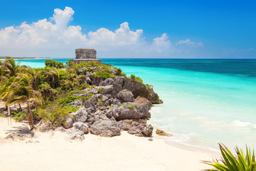 God of Winds Temple on turquoise Caribbean sea. Tulum, Mexico - obrazy, fototapety, plakaty