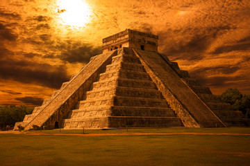 El Castillo of Chichen Itza, mayan pyramid in Yucatan, Mexico