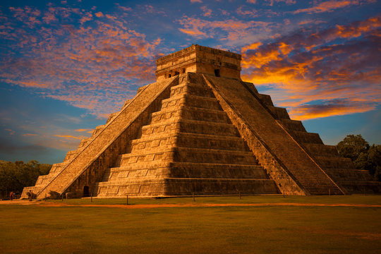 El Castillo of Chichen Itza, mayan pyramid in Yucatan, Mexico