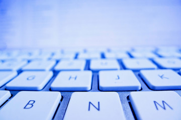 Tastatur eines Computers vor Bildschirm