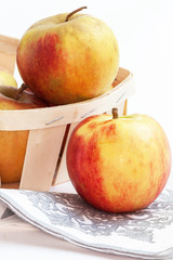 Pommes dans un cageot sur fond blanc