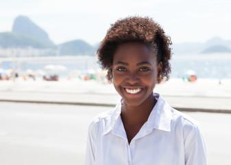 Fröhliche Brasilianerin in Rio de Janeiro