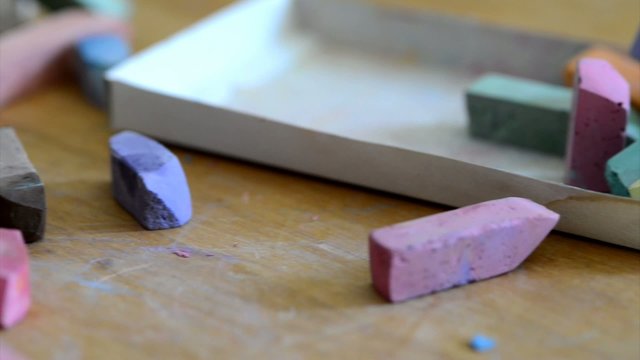 bunte Kreide auf dem Tisch