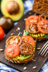 Avocado sandwich with tomatoes