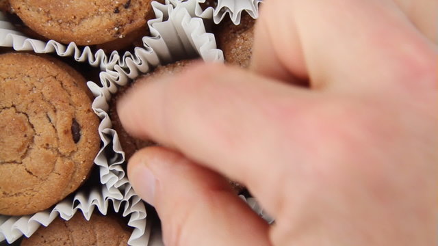 Kekse mit der Hand nehmen