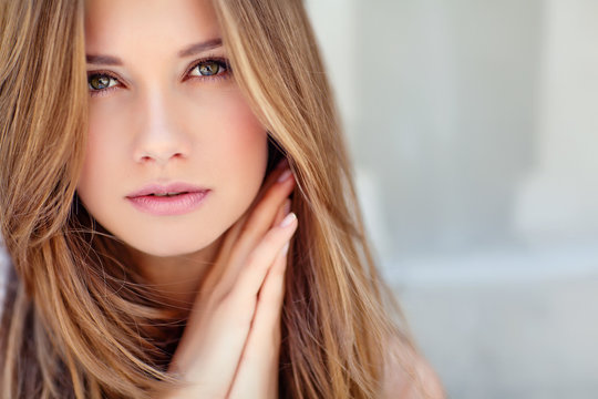 Fototapeta Portrait of a beautiful woman