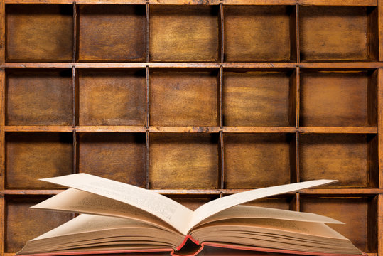 libro aperto in biblioteca