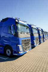LKW-Spedition, in einer Reihe abgestellte Lastkraftwagen