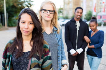 Multikulturelle Freunde in der Stadt