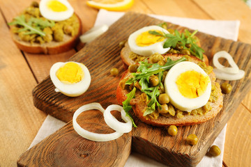 Sandwiches with green peas paste and boiled egg