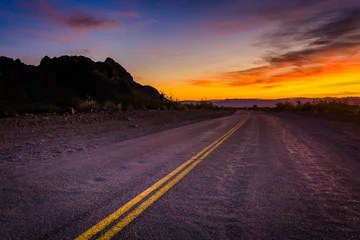 Fototapeten Historische Route 66 bei Sonnenuntergang in Oatman, Arizona. © jonbilous
