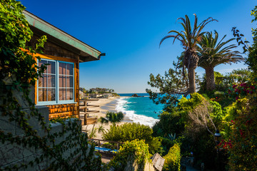 House and view of Victoria Beach, in Laguna Beach, California. - obrazy, fototapety, plakaty