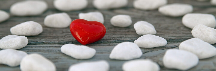 rotes Herz mit weißen Steinen