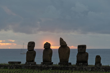 Moai bei Sonnenuntergang (Osterinsel, Rapa Nui)