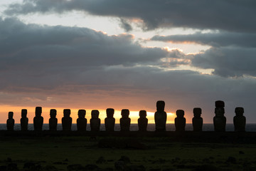 Ahu Tongariki bei Sonnenaufgang (Osterinsel, Rapa Nui)