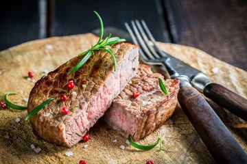 Fotobehang Steakhouse Geroosterde steak met kruiden en specerijen