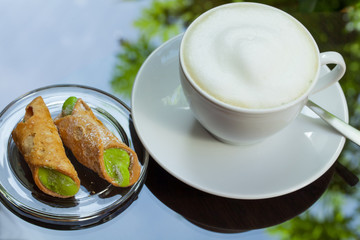 italian cookies - Italienische Pistazienröllchen und Cappuccino