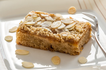 Apfelkuchen mit Mandeln Walnuss und Aprikosenmarmelade