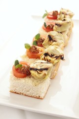 artichoke tomato pesto canapes