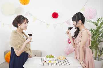 ワインを飲む女性 © milatas