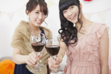 ワインで乾杯する女性