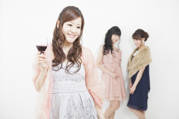 ワインを持つ女性