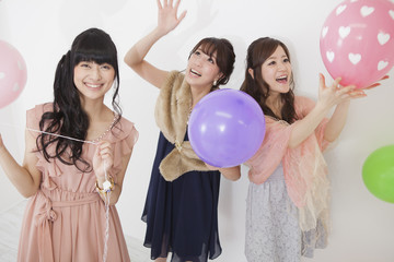 風船を持つ女性 © milatas