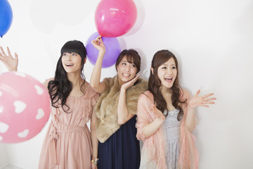 風船を持つ女性 © milatas