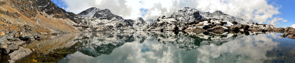 Fototapeta na wymiar Gosainkunda Mirror Lake, Himalayas, Nepal