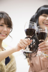 ワインで乾杯する女性