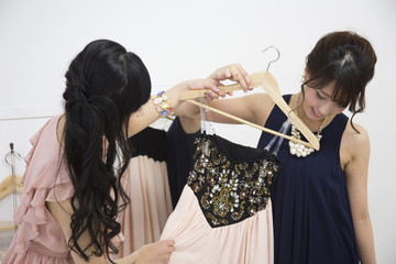 服を選ぶ女性 © milatas