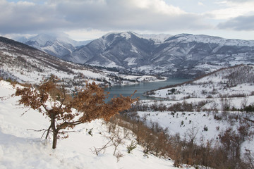Fototapeta na wymiar Lago di Fiastra nel Parco Nazionale dei Monti Sibillini