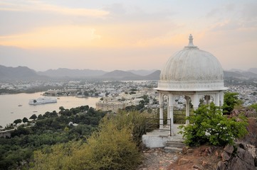 Obraz premium Pavillon with Udaipur city palace at Pichola lake, Udaipur
