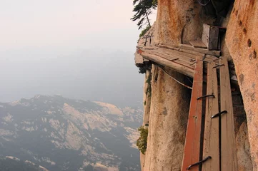 Kissenbezug Dangerous walkway at top of holy Mount Hua Shan, China © flocu