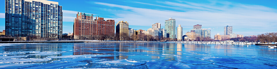 Frozen marina in Chicago © Henryk Sadura