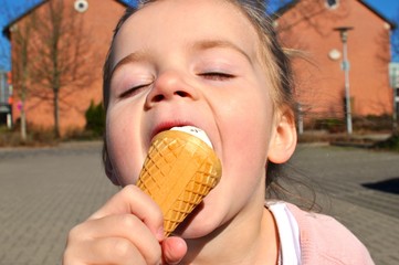 Kleines Kind isst Eis