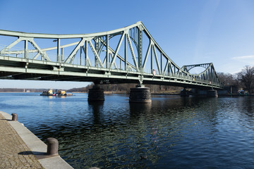 Glienicker Brücke und Schubschiff