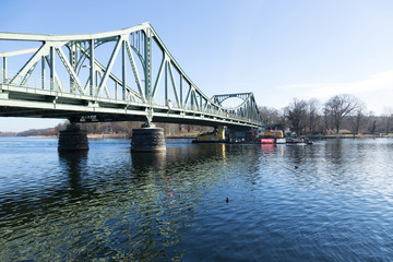 Glienicker Brücke mit Schubschiff