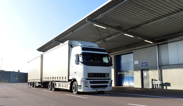 LKW zur Beladung am Depot einer Spedition // shipping