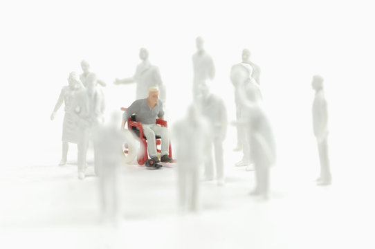 Kunststoff-Figur sitzt im Rollstuhl